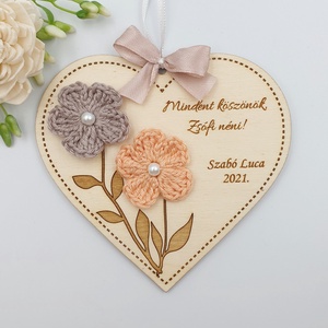 Egyedi feliratos szív alakú gravírozott fa dísz horgolt virágokkal - Ajándék tanító néninek, óvó néninek, Otthon & Életmód, Dekoráció, Dísztárgy, Gravírozás, pirográfia, Horgolás, MESKA