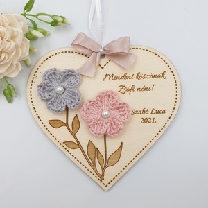 Egyedi feliratos szív alakú gravírozott fa dísz horgolt virágokkal - Ajándék tanító néninek, óvó néninek - otthon & életmód - dekoráció - dísztárgy - Meska.hu