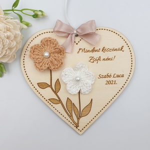 Egyedi feliratos szív alakú gravírozott fa dísz horgolt virágokkal - Ajándék tanító néninek, óvó néninek - otthon & életmód - dekoráció - dísztárgy - Meska.hu