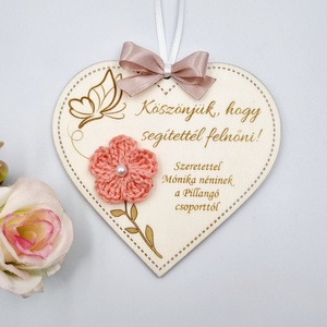 Egyedi feliratos szív alakú gravírozott fa dísz horgolt virággal - Ajándék óvó néninek, tanító néninek, Otthon & Életmód, Dekoráció, Dísztárgy, Gravírozás, pirográfia, Horgolás, MESKA