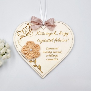 Egyedi feliratos szív alakú gravírozott fa dísz horgolt virággal - Ajándék óvó néninek, tanító néninek - otthon & életmód - dekoráció - dísztárgy - Meska.hu