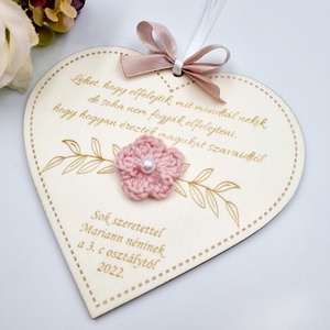 Egyedi feliratos szív alakú gravírozott fa dísz horgolt virággal - Ajándék tanító néninek, óvó néninek - otthon & életmód - dekoráció - dísztárgy - Meska.hu
