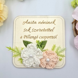 Gravírozott fa hűtőmágnes egyedi felirattal, horgolt virágokkal - Ajándék tanító néninek, óvó néninek, Otthon & Életmód, Konyhafelszerelés, tálalás, Konyhai dekoráció, Hűtőmágnes, Gravírozás, pirográfia, Horgolás, MESKA