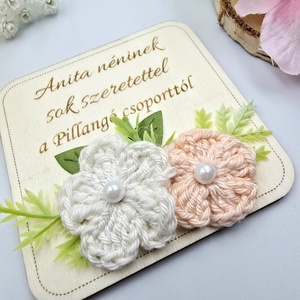Gravírozott fa hűtőmágnes egyedi felirattal, horgolt virágokkal - Ajándék tanító néninek, óvó néninek - otthon & életmód - konyhafelszerelés, tálalás - konyhai dekoráció - hűtőmágnes - Meska.hu