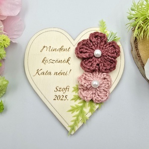 Gravírozott szív alakú fa hűtőmágnes egyedi felirattal, horgolt virágokkal - Ajándék tanító néninek, óvó néninek, Otthon & Életmód, Konyhafelszerelés, tálalás, Konyhai dekoráció, Hűtőmágnes, Gravírozás, pirográfia, Horgolás, MESKA