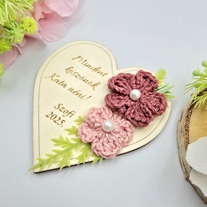 Gravírozott szív alakú fa hűtőmágnes egyedi felirattal, horgolt virágokkal - Ajándék tanító néninek, óvó néninek - otthon & életmód - konyhafelszerelés, tálalás - konyhai dekoráció - hűtőmágnes - Meska.hu