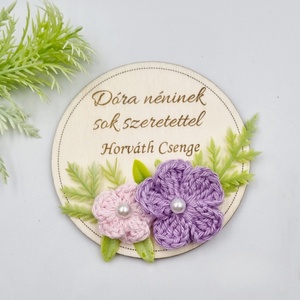 Gravírozott fa hűtőmágnes egyedi felirattal, horgolt virágokkal - Ajándék tanító néninek, óvó néninek, Otthon & Életmód, Konyhafelszerelés, tálalás, Konyhai dekoráció, Hűtőmágnes, Gravírozás, pirográfia, Horgolás, MESKA