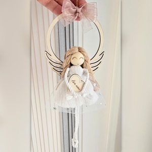 Makramé angyalka karikával, gravírozott szívvel - Ajándék anyák napjára, óvó néniknek, tanító néniknek, Otthon & Életmód, Dekoráció, Fali és függő dekoráció, Falra akasztható dekor, Baba-és bábkészítés, MESKA