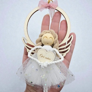 Makramé angyalka karikával, gravírozott szívvel - Ajándék anyák napjára, óvó néniknek, tanító néniknek - otthon & életmód - dekoráció - fali és függő dekoráció - falra akasztható dekor - Meska.hu