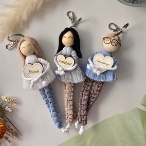 Egyedi, személyre szabható makramé baba kulcstartó figura - Ajándék anyák napjára, óvó néninek, születésnapra - táska & tok - kulcstartó & táskadísz - kulcstartó - Meska.hu