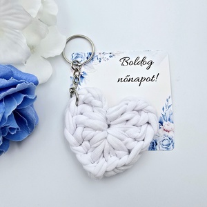 Fehér színű horgolt szív kulcstartó ajándékkártyával - Nőnapi ajándék, Boldog nőnapot! feliratos kártyával, Táska & Tok, Kulcstartó & Táskadísz, Kulcstartó, Horgolás, MESKA