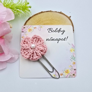 Rózsaszín horgolt virágos könyvjelző óriás gémkapoccsal - Nőnapi ajándék, Boldog nőnapot! feliratos kártyával, Könyv & Zene, Könyvjelző, Horgolás, MESKA