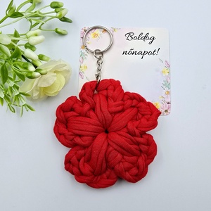 Piros horgolt virág kulcstartó ajándékkártyával - Nőnapi ajándék, Boldog nőnapot! feliratos kártyával, Táska & Tok, Kulcstartó & Táskadísz, Kulcstartó, Horgolás, MESKA