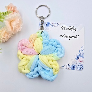 Szivárvány színű horgolt virág kulcstartó ajándékkártyával - Nőnapi ajándék, Boldog nőnapot! feliratos kártyával, Táska & Tok, Kulcstartó & Táskadísz, Kulcstartó, Horgolás, MESKA