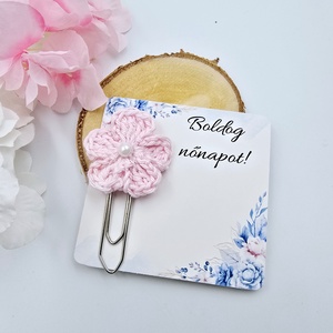 Halvány rózsaszín horgolt virágos könyvjelző óriás gémkapoccsal - Nőnapi ajándék, Boldog nőnapot! feliratos kártyával, Könyv & Zene, Könyvjelző, Horgolás, MESKA