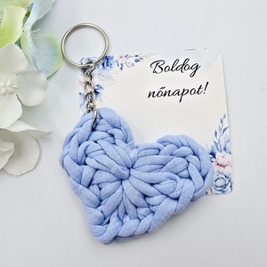 Világos lenkék színű horgolt szív kulcstartó ajándékkártyával - Nőnapi ajándék, Boldog nőnapot! feliratos kártyával, Táska & Tok, Kulcstartó & Táskadísz, Kulcstartó, Horgolás, MESKA
