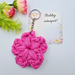 Pink horgolt virág kulcstartó ajándékkártyával - Nőnapi ajándék, Boldog nőnapot! feliratos kártyával - Meska.hu