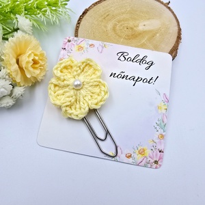 Halvány sárga horgolt virágos könyvjelző óriás gémkapoccsal - Nőnapi ajándék, Boldog nőnapot! feliratos kártyával - Meska.hu