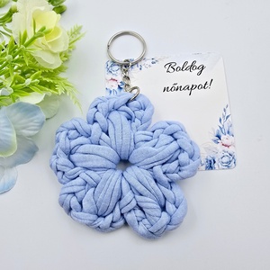 Világos lenkék horgolt virág kulcstartó ajándékkártyával - Nőnapi ajándék, Boldog nőnapot! feliratos kártyával - Meska.hu