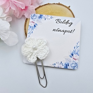 Fehér horgolt virágos könyvjelző óriás gémkapoccsal - Nőnapi ajándék, Boldog nőnapot! feliratos kártyával, Könyv & Zene, Könyvjelző, Horgolás, MESKA