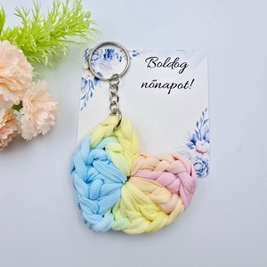 Szivárvány színű horgolt szív kulcstartó ajándékkártyával - Nőnapi ajándék, Boldog nőnapot! feliratos kártyával, Táska & Tok, Kulcstartó & Táskadísz, Kulcstartó, Horgolás, MESKA