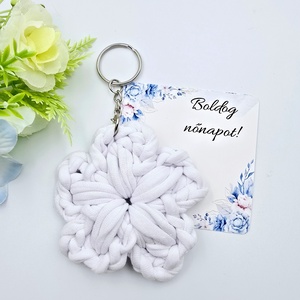 Nőnapi ajándék - Fehér horgolt virág kulcstartó ajándékkártyával, Boldog nőnapot! feliratos kártyával, Táska & Tok, Kulcstartó & Táskadísz, Kulcstartó, Horgolás, MESKA