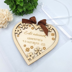 Egyedi feliratos szív alakú gravírozott dísz - Ajándék tanító néninek, óvó néninek, Otthon & Életmód, Dekoráció, Dísztárgy, Gravírozás, pirográfia, MESKA