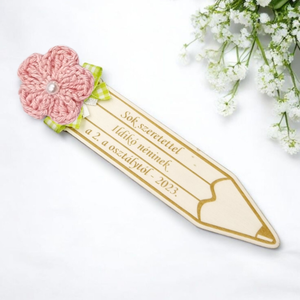 Ceruza alakú egyedi gravírozott fa könyvjelző horgolt virággal. Ajándék óvó néninek, tanító néninek - könyv & zene - könyvjelző - Meska.hu