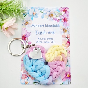 Horgolt szív kulcstartó gravírozott medállal, egyedi ajándékkártyán - Ajándék tanító néninek, óvó néninek (05), Táska & Tok, Kulcstartó & Táskadísz, Kulcstartó, Horgolás, MESKA