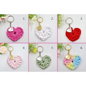 Horgolt szív kulcstartó gravírozott medállal, egyedi ajándékkártyán - Ajándék tanító néninek, óvó néninek (05) - táska & tok - kulcstartó & táskadísz - kulcstartó - Meska.hu