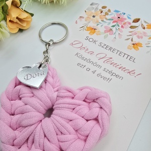 Horgolt szív kulcstartó gravírozott medállal, egyedi ajándékkártyán - Ajándék tanító néninek, óvó néninek (08) - táska & tok - kulcstartó & táskadísz - kulcstartó - Meska.hu