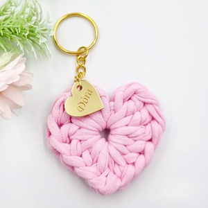Horgolt szív kulcstartó gravírozott medállal, egyedi ajándékkártyán - Ajándék tanító néninek, óvó néninek (08) - táska & tok - kulcstartó & táskadísz - kulcstartó - Meska.hu