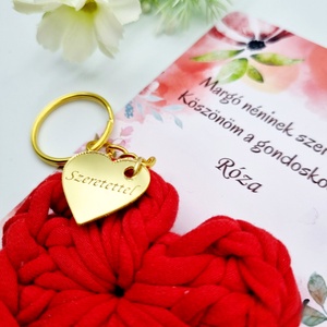 Horgolt szív kulcstartó gravírozott medállal, egyedi ajándékkártyán - Ajándék tanító néninek, óvó néninek (11) - táska & tok - kulcstartó & táskadísz - kulcstartó - Meska.hu