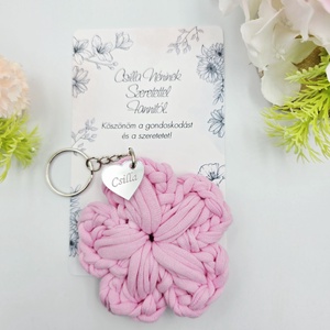 Horgolt virág kulcstartó gravírozott medállal, egyedi ajándékkártyán - Ajándék tanító néninek, óvó néninek (04), Táska & Tok, Kulcstartó & Táskadísz, Kulcstartó, Horgolás, MESKA