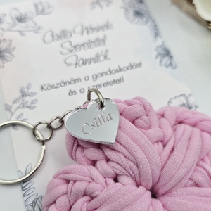 Horgolt virág kulcstartó gravírozott medállal, egyedi ajándékkártyán - Ajándék tanító néninek, óvó néninek (04) - táska & tok - kulcstartó & táskadísz - kulcstartó - Meska.hu