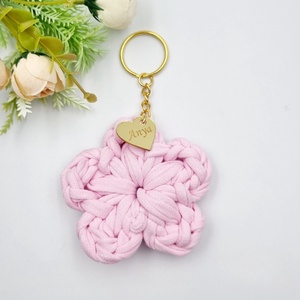 Horgolt virág kulcstartó gravírozott medállal, egyedi ajándékkártyán - Ajándék tanító néninek, óvó néninek (04) - táska & tok - kulcstartó & táskadísz - kulcstartó - Meska.hu