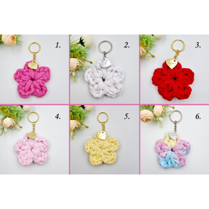 Horgolt virág kulcstartó gravírozott medállal, egyedi ajándékkártyán - Ajándék tanító néninek, óvó néninek (10) - táska & tok - kulcstartó & táskadísz - kulcstartó - Meska.hu