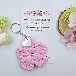 Horgolt virág kulcstartó gravírozott medállal, egyedi ajándékkártyán - Ajándék tanító néninek, óvó néninek (07), Táska & Tok, Kulcstartó & Táskadísz, Kulcstartó, Horgolás, MESKA