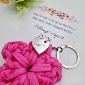 Horgolt virág kulcstartó gravírozott medállal, egyedi ajándékkártyán - Ajándék tanító néninek, óvó néninek (07) - táska & tok - kulcstartó & táskadísz - kulcstartó - Meska.hu