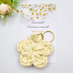 Horgolt virág kulcstartó gravírozott medállal, egyedi ajándékkártyán - Ajándék tanító néninek, óvó néninek (10), Táska & Tok, Kulcstartó & Táskadísz, Kulcstartó, Horgolás, MESKA
