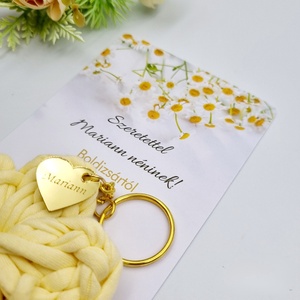 Horgolt virág kulcstartó gravírozott medállal, egyedi ajándékkártyán - Ajándék tanító néninek, óvó néninek (10) - táska & tok - kulcstartó & táskadísz - kulcstartó - Meska.hu