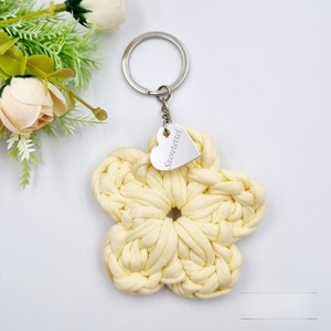 Horgolt virág kulcstartó gravírozott medállal, egyedi ajándékkártyán - Ajándék tanító néninek, óvó néninek (10) - táska & tok - kulcstartó & táskadísz - kulcstartó - Meska.hu