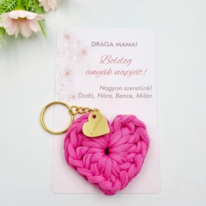 Horgolt szív kulcstartó gravírozott medállal, egyedi ajándékkártyán - Anyák napi ajándék (01), Táska & Tok, Kulcstartó & Táskadísz, Kulcstartó, Horgolás, MESKA
