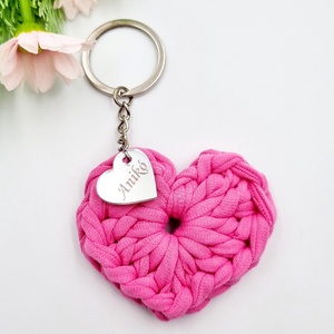 Horgolt szív kulcstartó gravírozott medállal, egyedi ajándékkártyán - Anyák napi ajándék (01) - táska & tok - kulcstartó & táskadísz - kulcstartó - Meska.hu