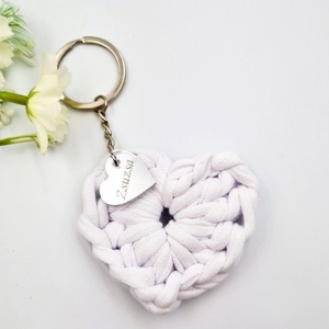 Horgolt szív kulcstartó gravírozott medállal, egyedi ajándékkártyán - Anyák napi ajándék (02) - táska & tok - kulcstartó & táskadísz - kulcstartó - Meska.hu