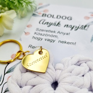 Horgolt szív kulcstartó gravírozott medállal, egyedi ajándékkártyán - Anyák napi ajándék (02) - táska & tok - kulcstartó & táskadísz - kulcstartó - Meska.hu