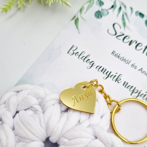 Horgolt virág kulcstartó gravírozott medállal, egyedi ajándékkártyán - Anyák napi ajándék (12) - táska & tok - kulcstartó & táskadísz - kulcstartó - Meska.hu