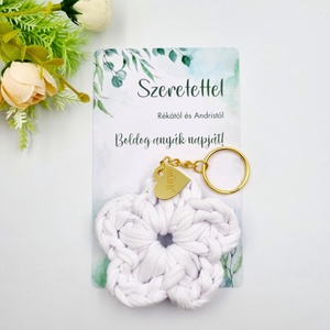 Horgolt virág kulcstartó gravírozott medállal, egyedi ajándékkártyán - Anyák napi ajándék (12) - Meska.hu