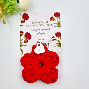 Horgolt virág kulcstartó gravírozott medállal, egyedi ajándékkártyán - Anyák napi ajándék (06) - Meska.hu