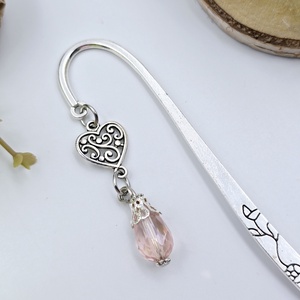 Yara - könyvjelző rózsaszín üveggyönggyel, szív charmmal - könyv & zene - könyvjelző - Meska.hu